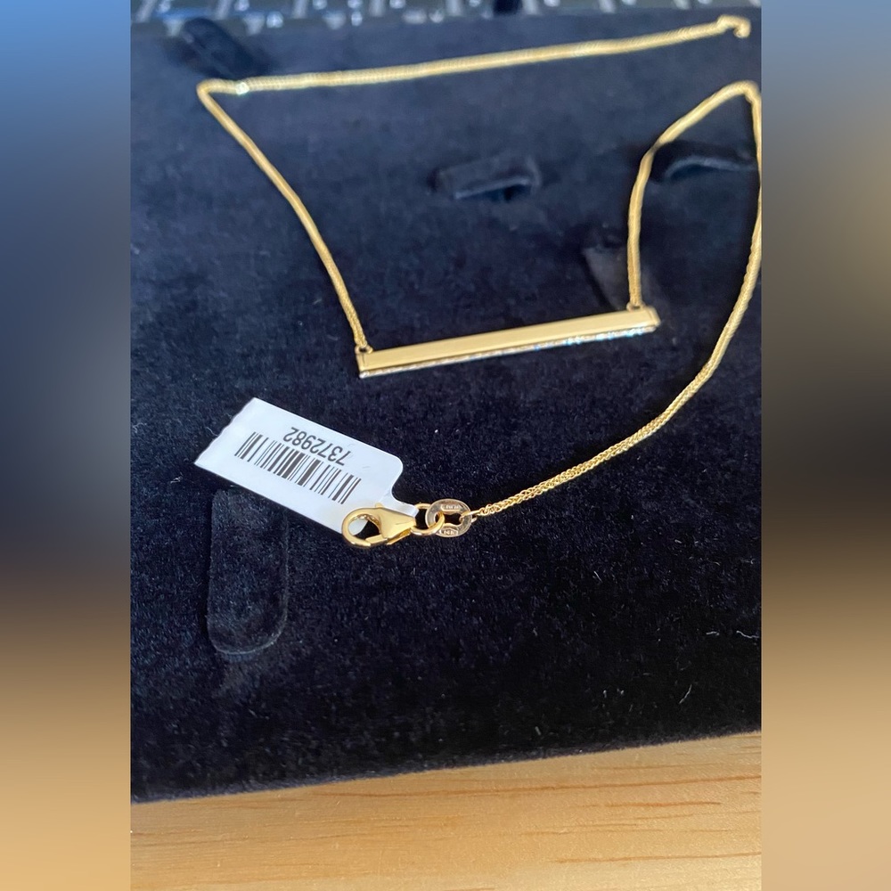 ☘️14k solid gold, Diamond cut, 2.3 grams,
18 inch bar necklace. Made in Italy - Picture 5 of 11